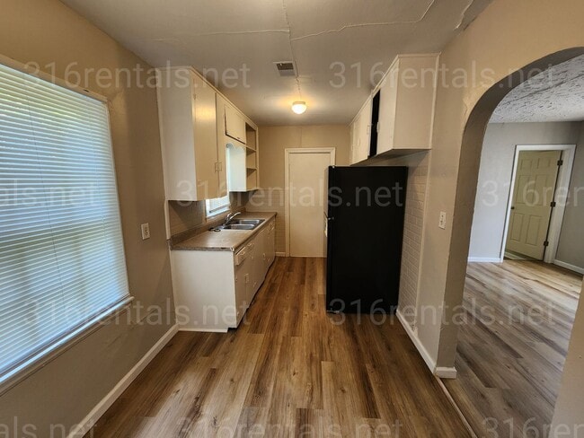 Photo - $950 - 3 bedroom / 1 bathroom - Single Fam...