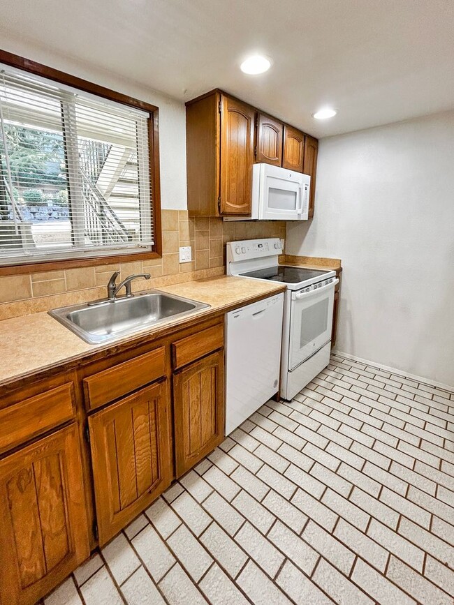 Photo - 2Bd/1.75Ba Redmond Condo Unit 7