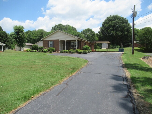Building Photo - Brick Home located just outside of Hickory NC City Limits!