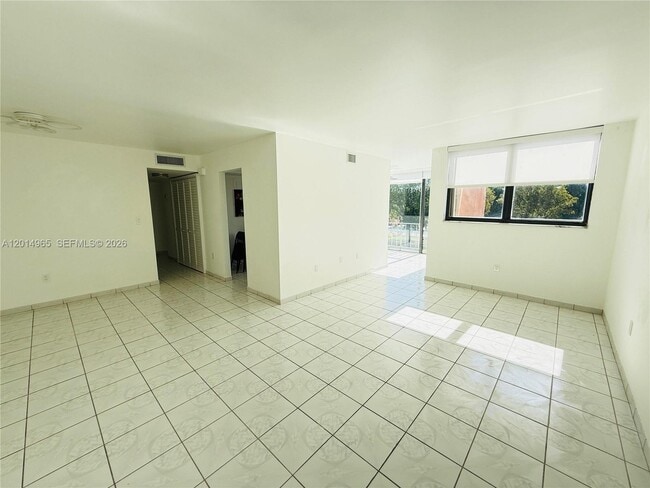 Building Photo - 9440 W Flagler St Unit 305
