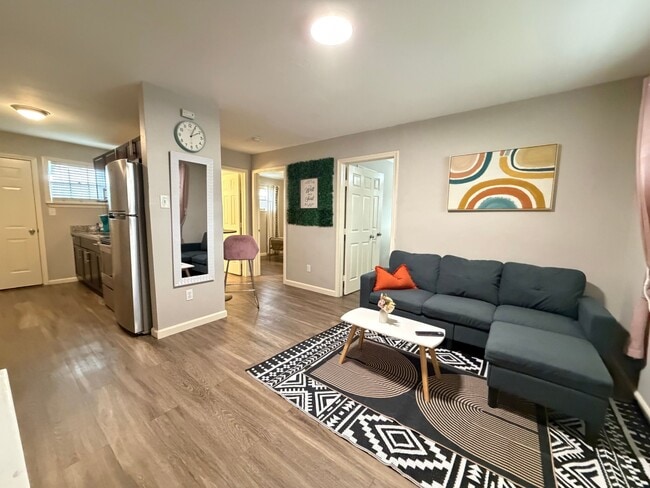 Photo - 1412 E 35th St