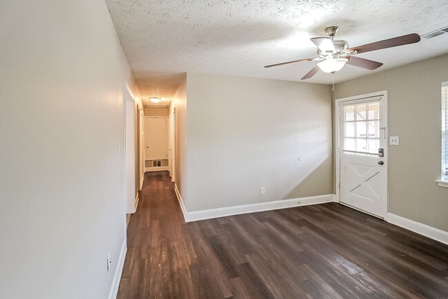 Photo - 612 Ralph Rd SE