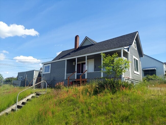 Building Photo - Charming Tacoma Home on a Peaceful Corner Lot!