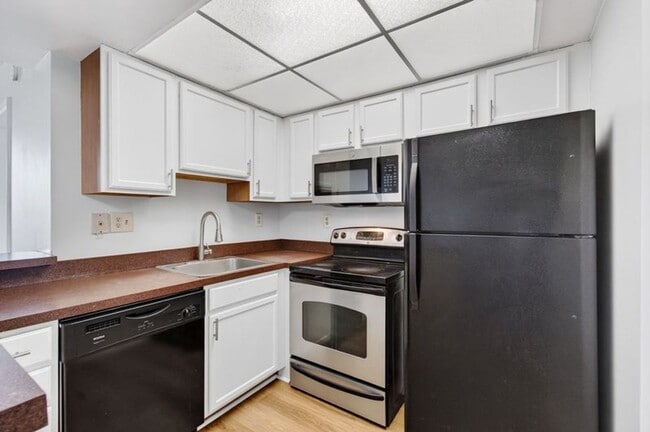 Building Photo - TWO BEDROOM ONE BATHROOM!! MOVE IN READY!! WATERFRONT COMMUNITY!! Unit 32
