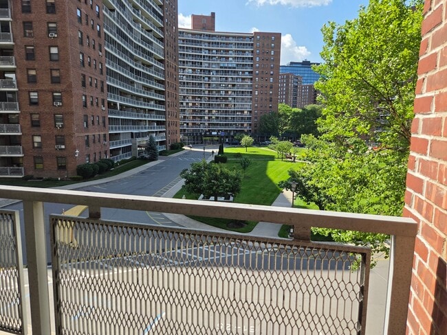 Photo - 61-25 98th St