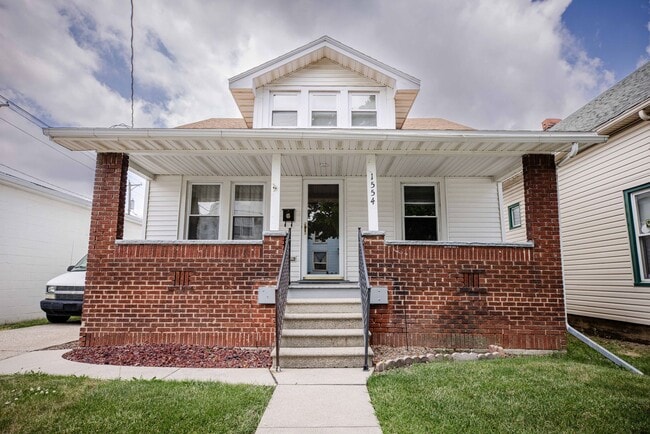 Building Photo - Beautiful Two Bedroom home with large upstairs bonus room. New appliances, washer and dryer, many...