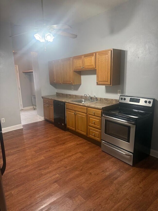 Photo - Recently Updated 2 Bedroom Unit In The Southside.  Available Immediately.