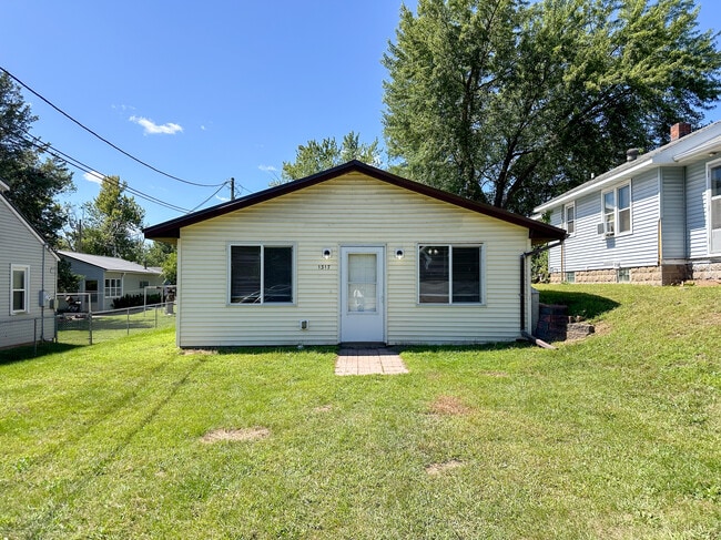Building Photo - 1317 La Crescent St Rental
