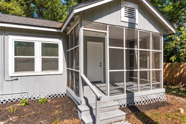 Building Photo - **Move in ready 3/2 Single Family home 32208