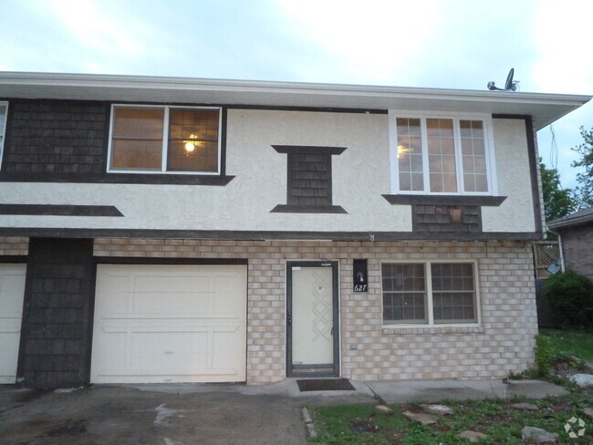 Building Photo - Olathe half duplex 3 Bedroom/2 bath/2 Livi... Rental