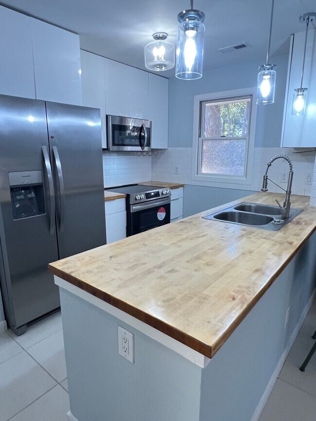 Photo - Introducing a charming condo in the heart of Wilmington, NC. Unit M1507-135
