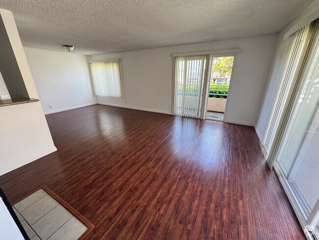 Building Photo - 2620 S Barrington Ave Unit 101 Rental