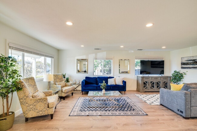 Building Photo - 4615 Armour Dr Unit ID1307441P