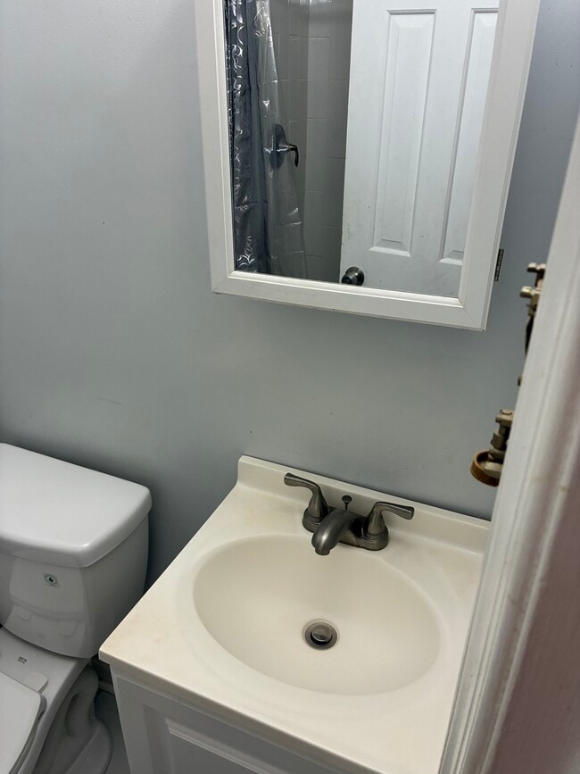 Baño privado para el dormitorio #1 - 213 Knoll Dr