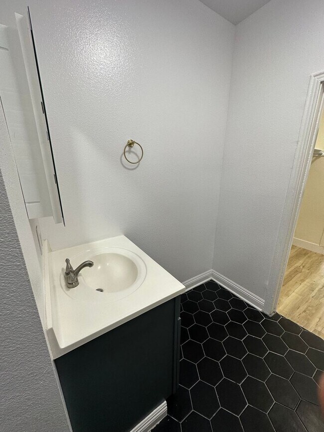 Photo - Modern & Stylish 2-Bedroom Apartment... Great Location!