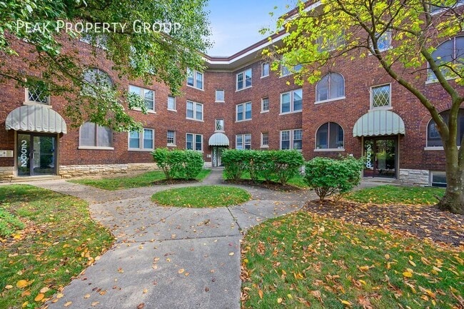 Building Photo - 2560 Woodburn Ave Unit 8