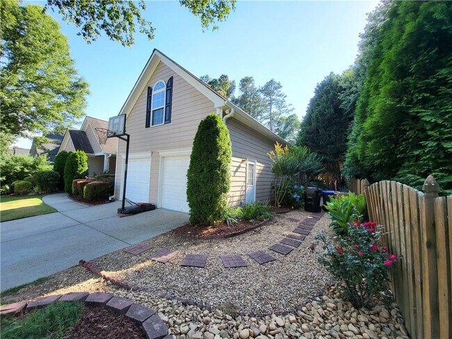 Photo - 2435 Huddlestone Way