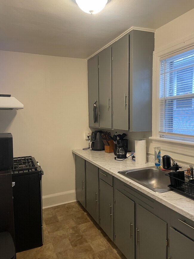 Building Photo - 826 N Aurora St Unit 2