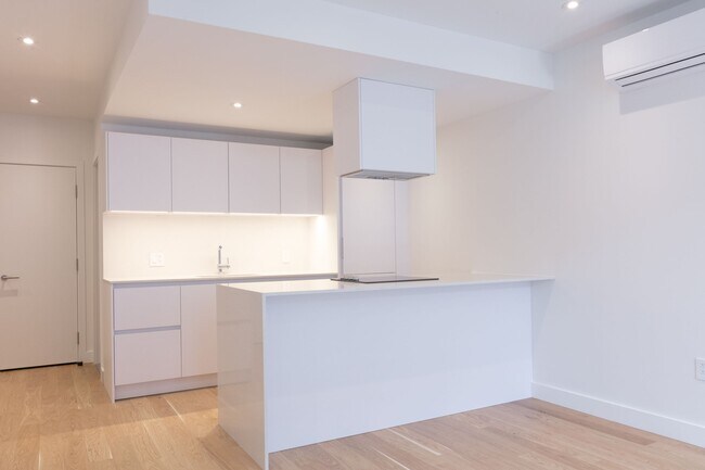 Photo - 3014 Avenue Van Horne Unit 23