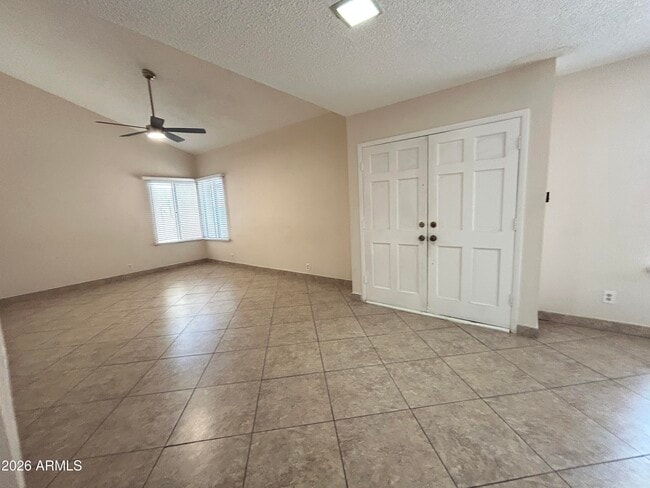 4014 W Christy Dr