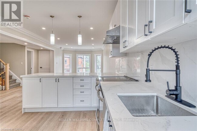 Photo - 86 Wellington St S