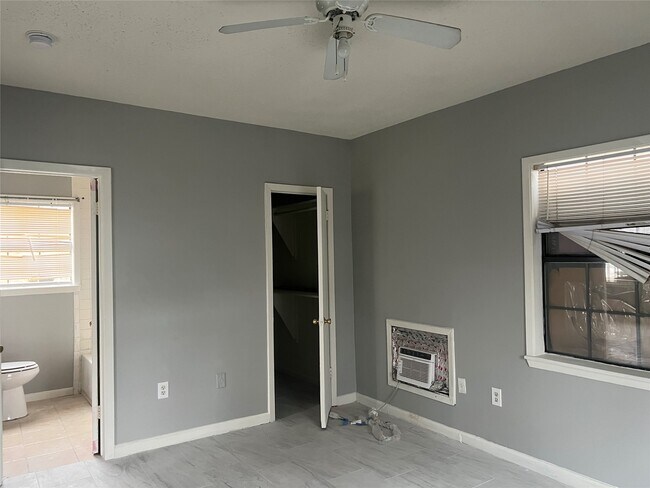 Photo - 139 Van Molan St