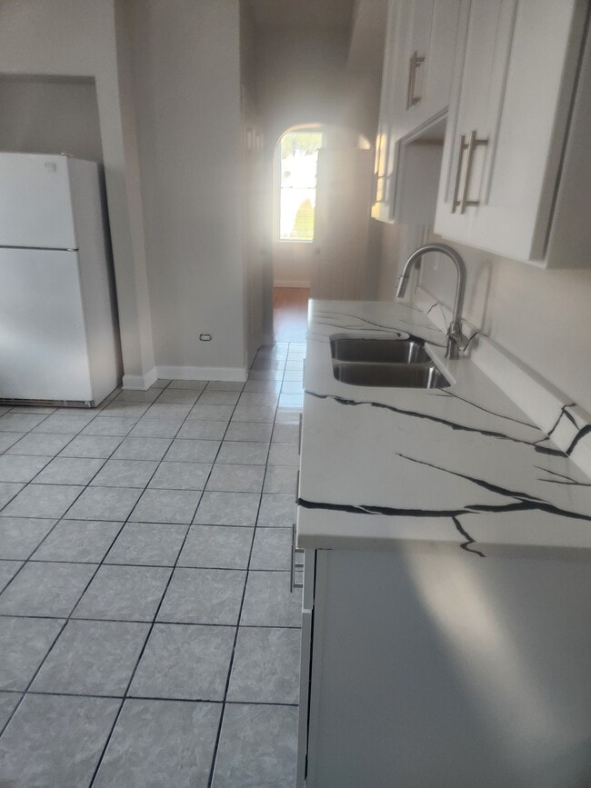 Kitchen - 2326 S Homan Ave Unit 2R