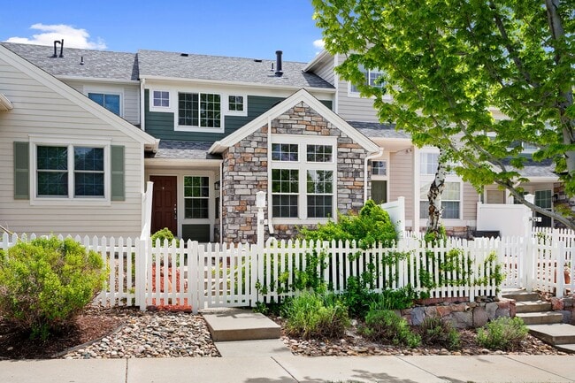 Building Photo - Recently Updated 3 Bedroom 2 Bath Home - B...