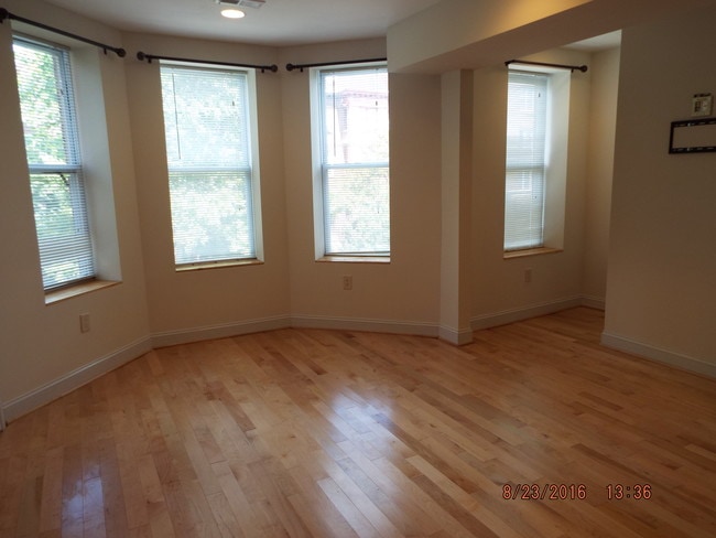 Living Rm - 1478 Chapin St NW Unit 2