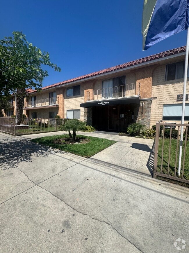 Entryway - Studio Pointe Apartments