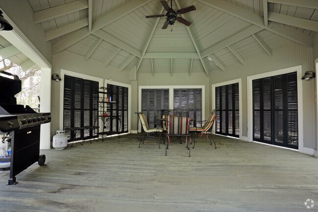 Glorieta junto a la piscina - Vieux Carre Apartments