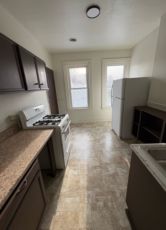 Building Photo - 31 Nutt Ave Unit B