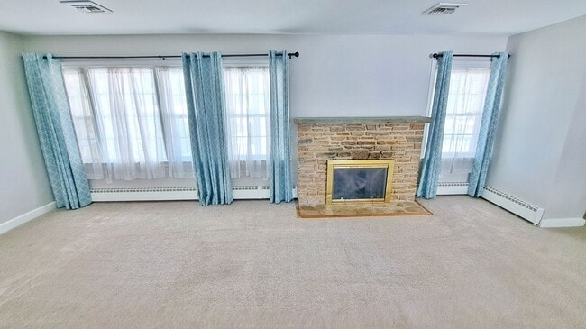 Photo - 3 Bed / 1-1/2 Bath Single Family Home w/2-car garage