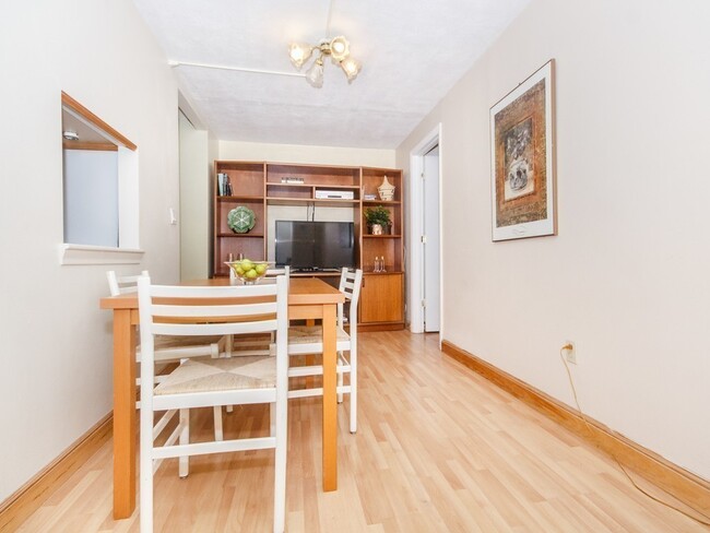 Building Photo - 4 Trowbridge Pl Unit #4 Rental
