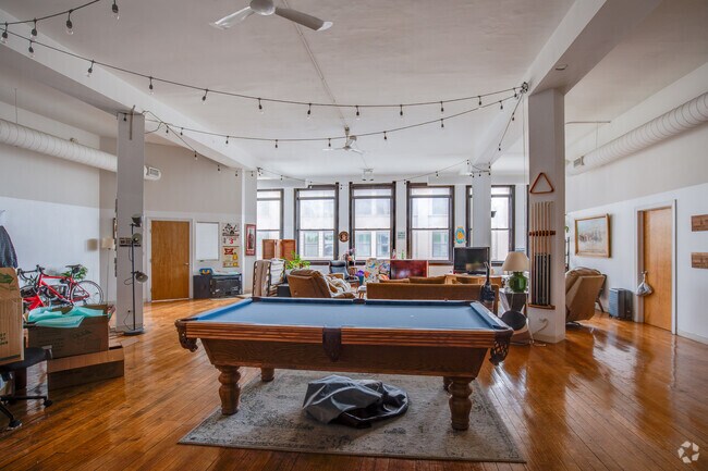 Building Photo - 1278 N Milwaukee Ave Unit 3 Rental