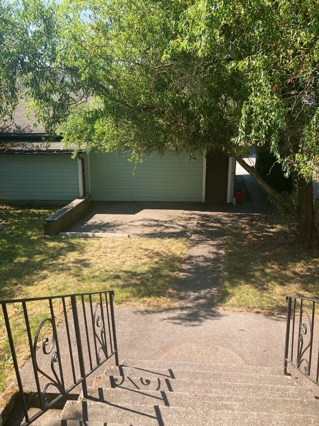 Photo - 5 bedroom, 2 bath home available in York neighborhood!