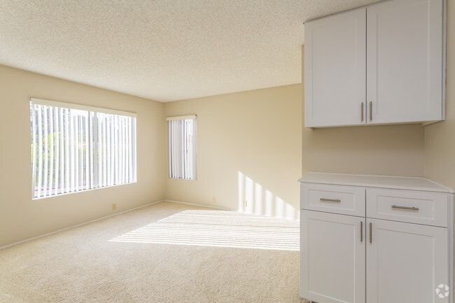 2 BR, 2 BA - 884 SF