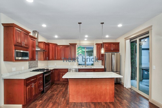 Photo - 4 BED & 2.5 BATH TOWNHOUSE FOR RENT