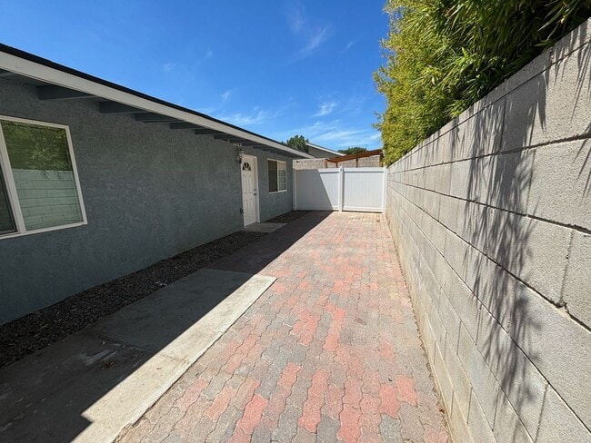 Building Photo - 6043 Vanessa St Unit 2 Rental