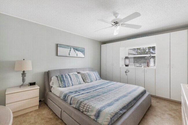 King size Bed - 5800 Hollywood Blvd Unit 217