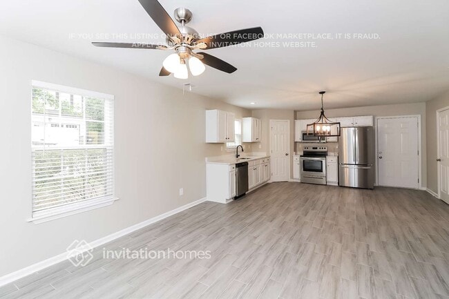 Photo - 406 Village Way