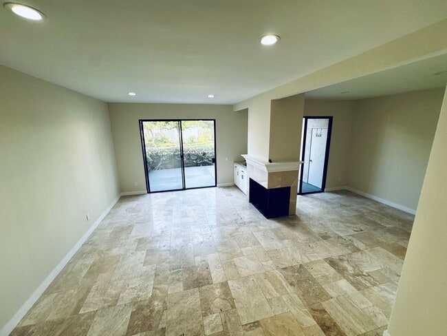 Photo - Remodelled 3/3 Townhome For Rent in Huntin...