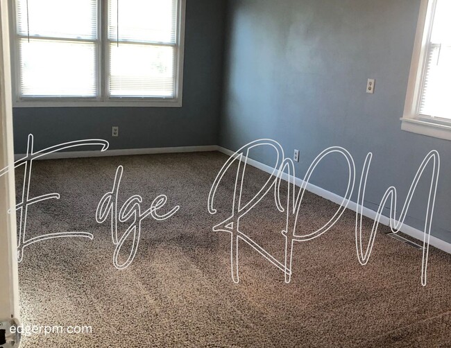 Photo - 4 bed/2 bath with 2nd Living room!