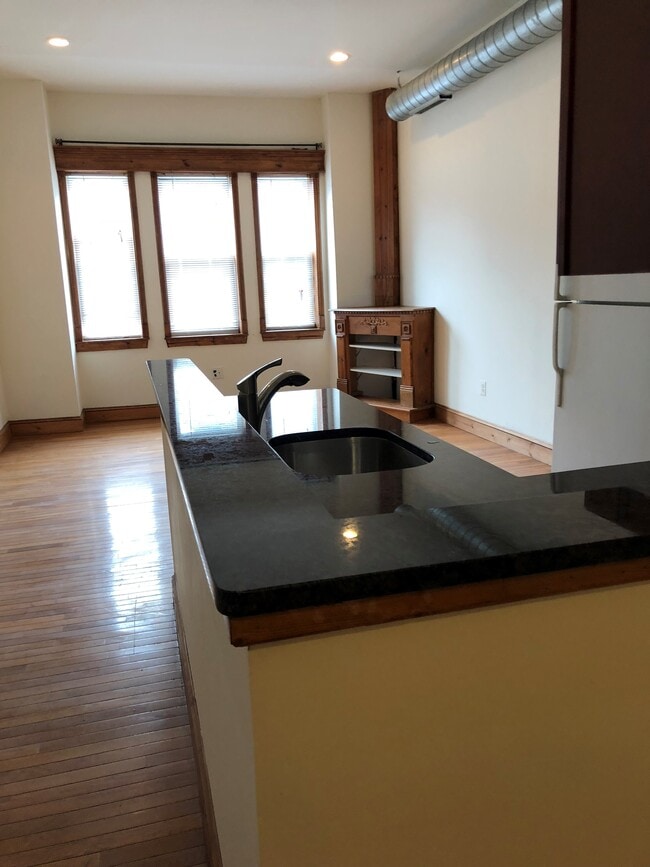 Building Photo - 404 South St Unit 3