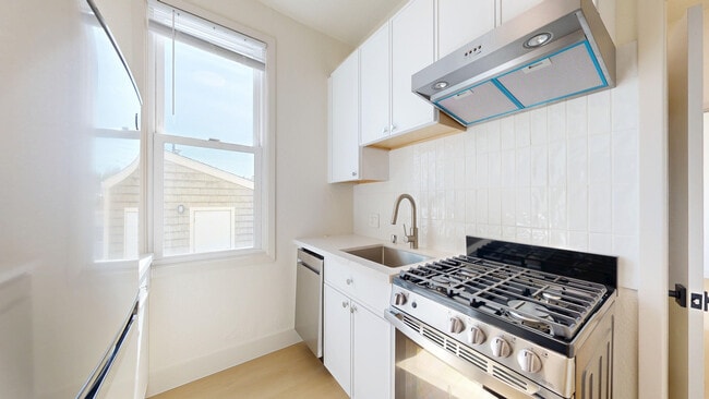 Building Photo - 1715 Webster St Unit 303