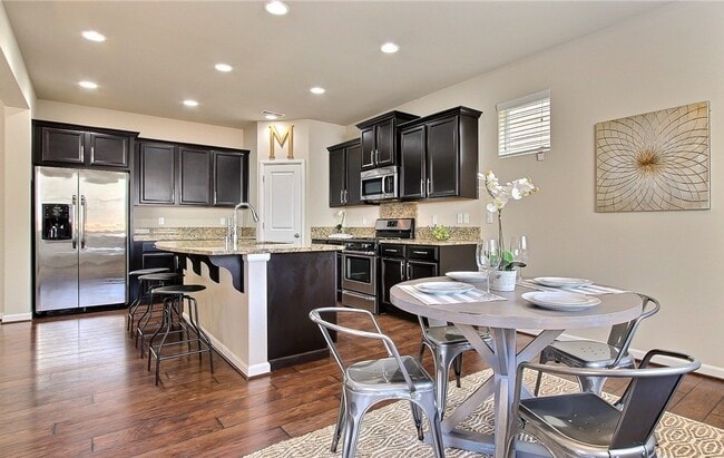 Salón/comedor/cocina de planta abierta - 8840 Jayden Dr NE