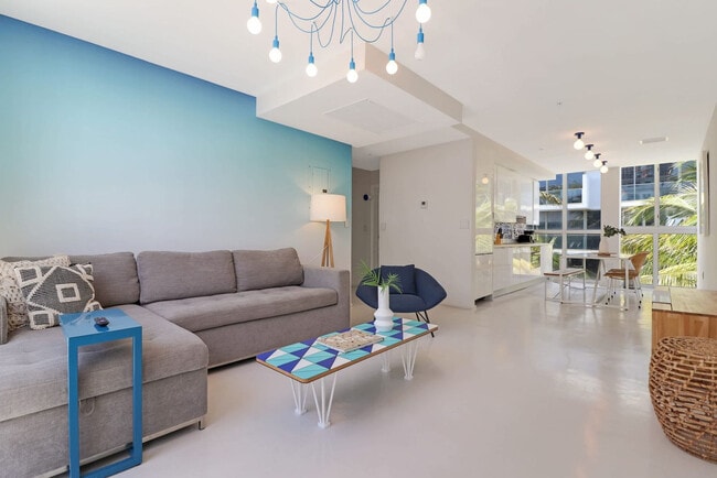 Building Photo - 250 Collins Ave Rental