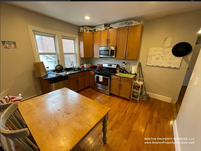 Building Photo - 133 St Alphonsus St Unit 3