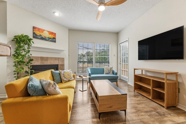 Living room - 3001 Cedar St Unit 112