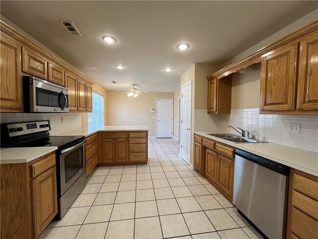Photo - 704 Glasgow Ln